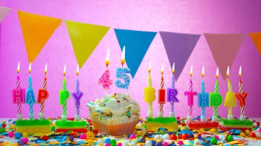 45 numaralı doğum günü kartı. Doğum günün kutlu olsun. Altı on beş yaşında. Mumlar şenlikli kremalı pastayla yanar. Tebrik kartı.