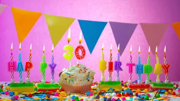 30岁生日贺卡 祝6岁零5岁生日快乐 蜡烛和节日奶油蛋糕一起烧 问候语J — 图库照片