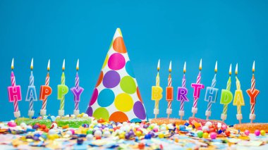 Doğum günün kutlu olsun. Boşluğu kopyala Her yaş için mutlu yıllar, Noel süslemeleri ile yanan mumlar