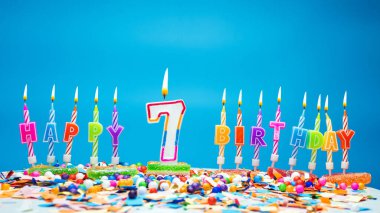 Güzel mavi arka planda bir numara olan mutlu doğum günü mum mektupları. Boşluğu kopyala 7 yaşındaki bebeğe mutlu yıllar, Noel süslemeleri ile mumlar yak