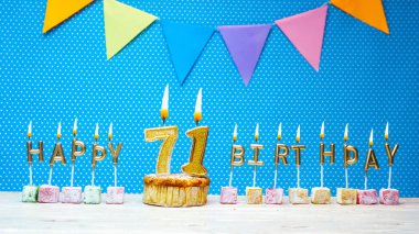 Mavi arka planda, beyaz benekli fotokopi alanı olan 71 numaralı mum harfinden mutlu yıllar. Yetmiş bir yıl boyunca yanan altın mumlu mutlu yıllar..