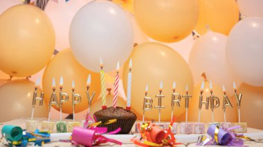Geçmiş, altın harflerle yazdığın doğum gününü ve balonların arka planında yanan bir mumu tebrik ederim.