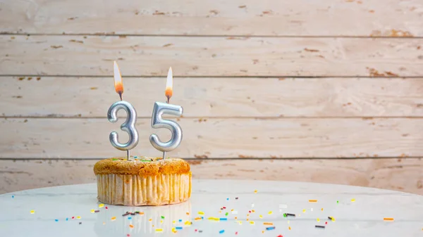 ホワイトボードのコピースペースを背景に銀の数字から35年のための幸せな誕生日の挨拶 35年のための燃えるろうそくとマフィンと美しい誕生日カード — ストック写真