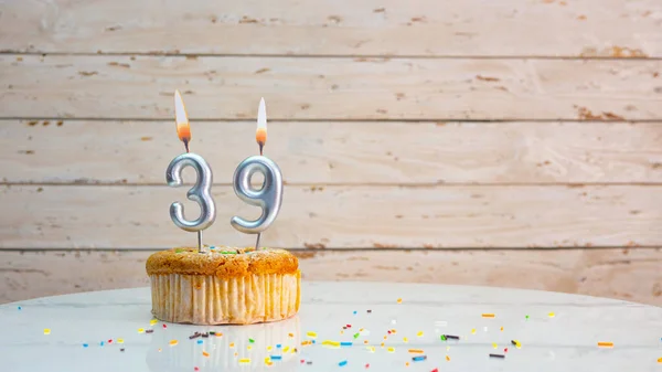 私のスペースの白い板の背景に銀の数字から39歳のための幸せな誕生日の挨拶 39年のための燃えるろうそくとマフィンと美しい誕生日カード — ストック写真