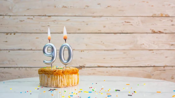 ホワイトボードの背景コピースペースの銀番号からの幸せな90歳の誕生日の挨拶 90年もの間 キャンドルが灯されたカップケーキ付きの美しい誕生日カード — ストック写真