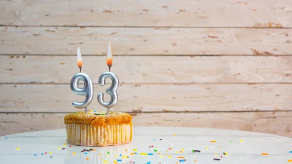 ホワイトボードの背景コピースペース上の銀番号から93年の幸せな誕生日の挨拶 93年もの間 キャンドルが灯されたカップケーキ付きの美しい誕生日カード — ストック写真