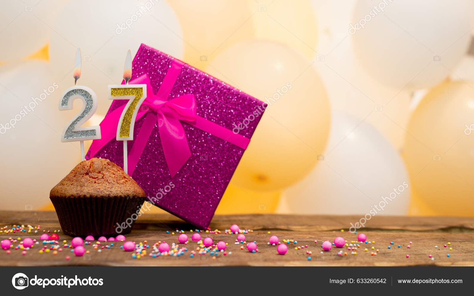 Hyvää Syntymäpäivää Vaaleanpunaisella Lahjapakkauksella Vuotiaalle Tytölle  Kaunis Syntymäpäivä Kortti Cupcake — valokuva © Anrii_Armann #633260542
