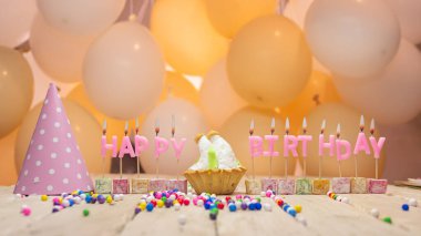 Güzel bir arka plan. 3 numaralı doğum günün kutlu olsun. 3 yaşındaki bir çocuk için yanan mumlar, doğum günü mumları pembe mektuplar. Balonlu şenlikli arkaplan