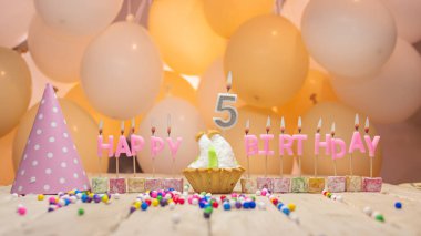 5 numaralı doğum günün kutlu olsun yanan mumlar, doğum günü mumları beş yaşındaki bir çocuk için pembe mektuplar. Balonlu şenlikli arkaplan