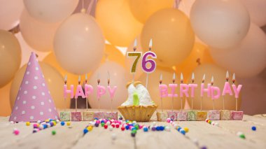 Güzel bir geçmiş... 76 numaralı doğum günün kutlu olsun... yanan mumlar, doğum günü mumları... yetmiş altı yıldır pembe mektuplar. Balonlu şenlikli arkaplan