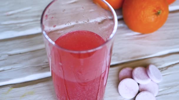 Üst Manzara Bir Bardak Suya Vitamin Hapı Tabletlerde Vitamini Içmek — Stok video