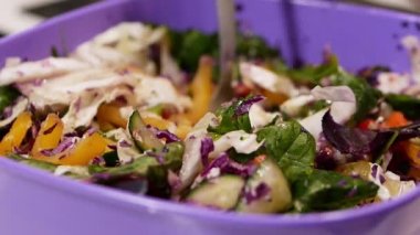 Sağlıklı gıda konsepti roka ya da sebzeli salata karışımı. Evde ya da restoranda taze salata yemek için çatalla yakın çekim. Brokoliyle karıştırılmış tatlı biber salatası...