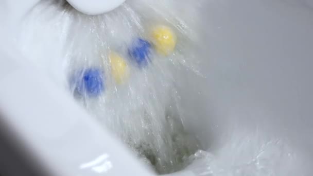 Zbliżenie Środka Antyseptycznego Przeciwko Grzybicy Spłukać Toaletę Piankową Wodą Mydła — Wideo stockowe