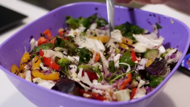 Conceito Comida Saudável Rúcula Mistura Salada Com Legumes Close Homem — Vídeo de Stock