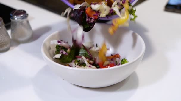 Egészséges Étel Koncepció Arugula Vagy Saláta Keverék Zöldségekkel Önts Friss — Stock videók