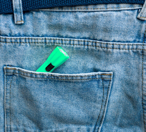 Фонарик в мятном цвете в кармане брюк