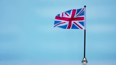 İngiltere bayrağı, mavi arka planda Britanya bayrağı. Büyük Britanya Birleşik Krallığı bayrağı rüzgarda dalgalanır.