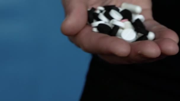 Avitaminosis 药丸是黑的 在一个手指上有薄薄的皮肤的人手里 人民健康的概念 活性炭在一个人的手里 — 图库视频影像