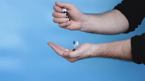 Pílulas Médicas Cápsulas Mão Homem Derramando Pílulas Sua Mão Num — Vídeo de Stock