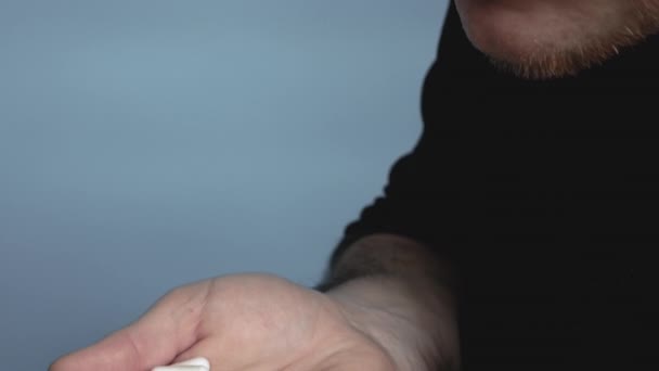 一个男人吃了很多白色胶囊丸 一个人手里拿着很多药丸 吃着抗生素或抗抑郁药 自杀问题 — 图库视频影像