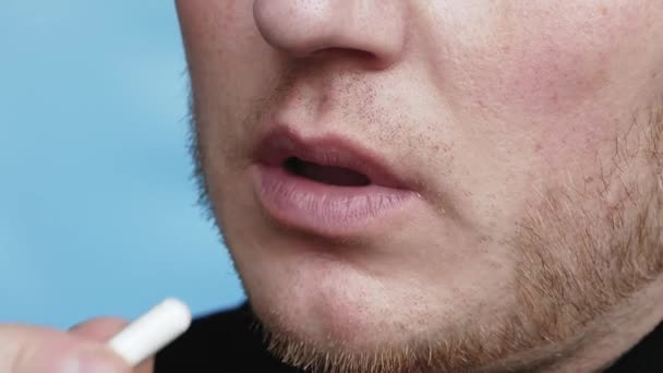 Člověk Bere Dávku Antibiotik Muž Zpomaleném Filmu Sní Kapsli Pilulkami — Stock video