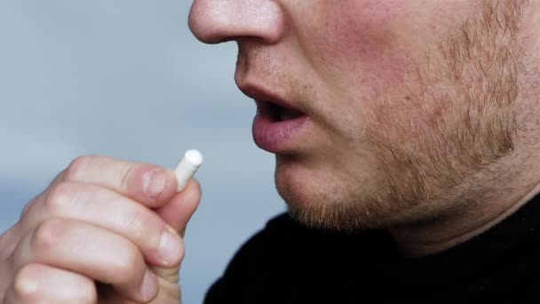 人类吃了一剂抗生素药丸 慢动作的男人吃避孕药胶囊 药物治疗 健康概念 — 图库视频影像