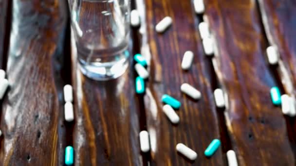 Verre Eau Potable Avec Des Pilules Médicales Sur Une Table — Video