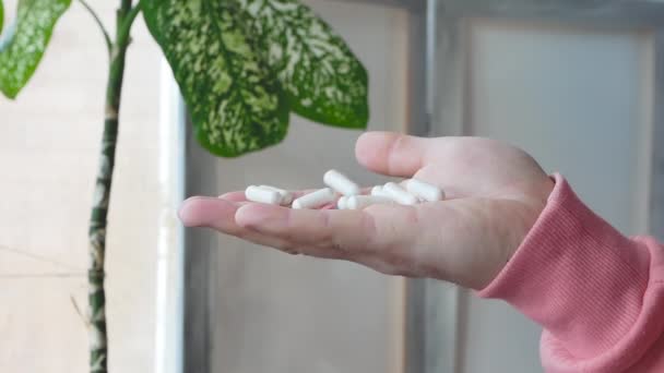 Nalévat Pilulky Kapslemi Dlani Mužská Ruka Drží Ruce Spoustu Léčivých — Stock video