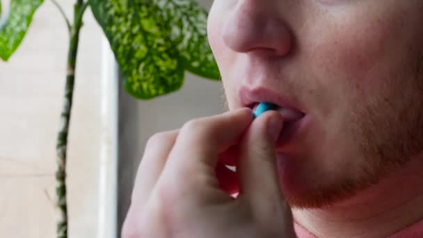 Homem Toma Uma Pílula Com Água Jovem Toma Remédios Tempo — Vídeo de Stock