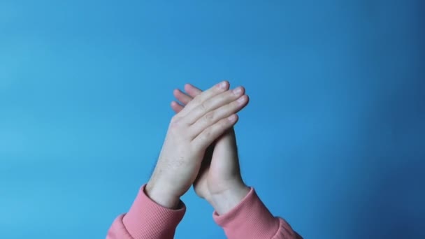 Βάλε Χέρια Σου Μπλε Φόντο Χειροκροτήματα Αργή Κίνηση — Αρχείο Βίντεο
