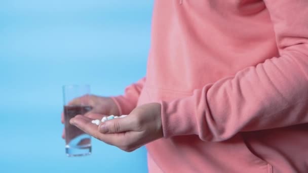 手里拿着一杯水和许多胶囊的男人 一个人按时用饮用水吃药 健康的概念和对这种疾病的药物治疗 — 图库视频影像