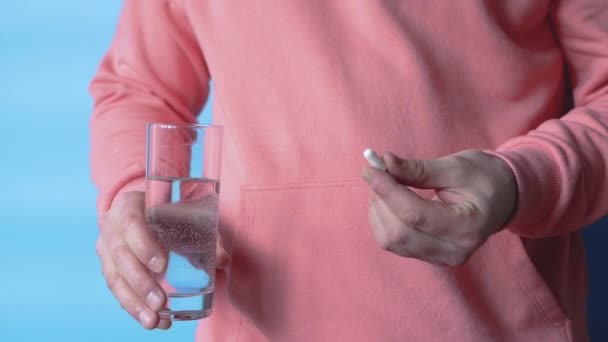 Člověk Vezme Pilulku Podle Rozvrhu Pitnou Vodou Koncept Zdraví Léčby — Stock video
