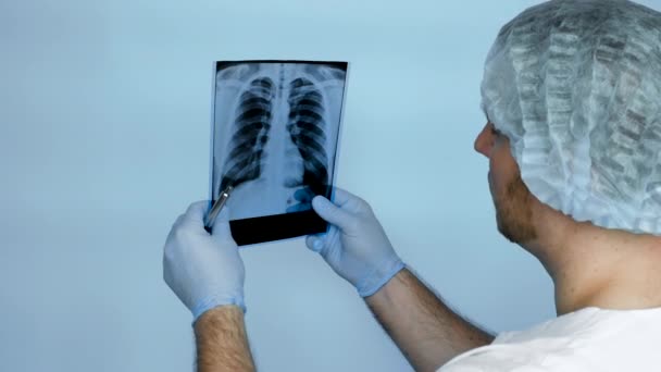 Lekarz Prześwietleniem Płuc Lekarz Dokładnie Analizuje Prześwietlenie Płuc Człowieka Szpitalu — Wideo stockowe