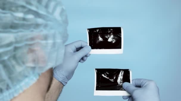 Arzt Arztkittel Und Mütze Mit Sterilen Handschuhen Ultraschall Der Prostata — Stockvideo