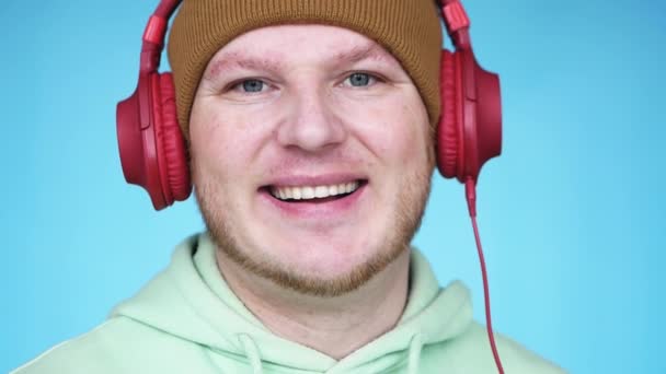 Портрет Гарного Молодого Чоловіка Посмішкою Навушниками Студії Синього Фону Молодий — стокове відео