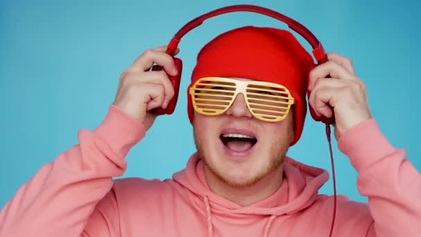 Νέοι Πολύ Χαρούμενος Χαμογελαστός Άνθρωπος Μουσικά Ακουστικά Ένα Όμορφο Χαμόγελο — Αρχείο Βίντεο