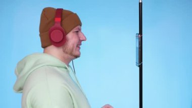 Blogcu internette bir müzik akışı yönetiyor. Genç bir blogcu akıllı telefondan yayın yaparken ya da yayın yaparken video kaydeder. Müzik kulaklıklı bir adam dans ediyor.
