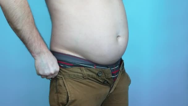 Fet Man Försöker Sig Jeansbyxor Man Med Stor Mage Fetma — Stockvideo