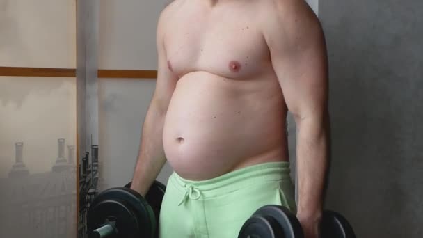 Χοντρός Κουδουνάκι Στο Χέρι Νθρωποι Παχυσαρκία Ένα Άτομο Χοντρή Κοιλιά — Αρχείο Βίντεο
