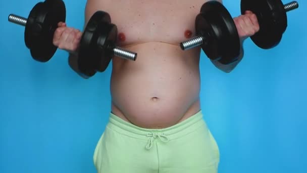 Homem Gordo Faz Exercício Com Halteres Duas Mãos Homem Gordo — Vídeo de Stock