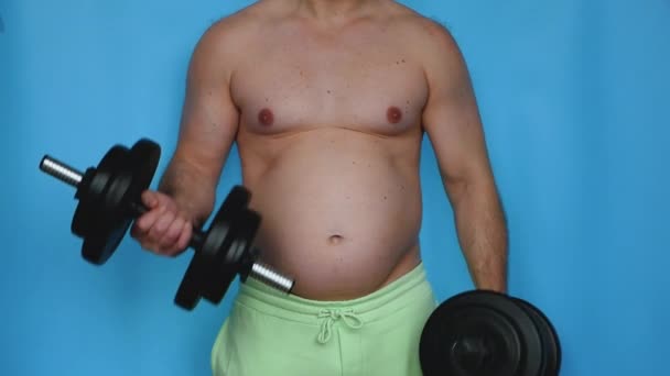 Hombre Gordo Con Una Gran Barriga Gorda Con Pesas Sacude — Vídeos de Stock