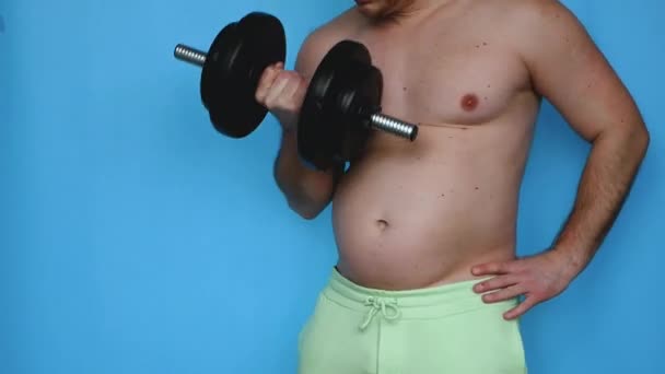 Velkým Břichem Trénovat Činky Biceps Tlustý Obézní Muž Chybami Nedělá — Stock video