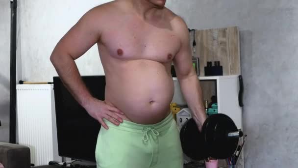 Velkým Břichem Trénovat Činky Biceps Doma Tlustý Obézní Muž Chybami — Stock video