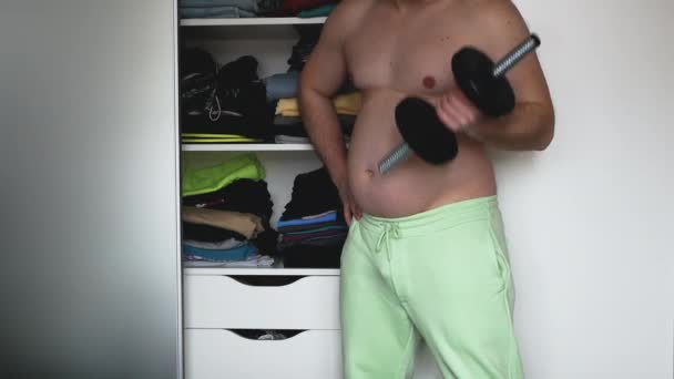 Špatné Cvičení Tučné Není Správné Trénovat Činky Biceps Blbečky Doma — Stock video
