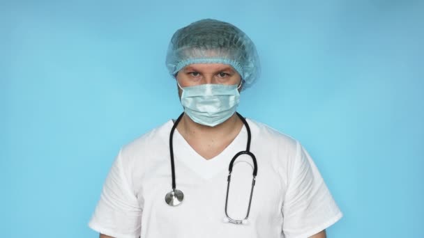 Retrato Médico Con Una Máscara Médica Una Tapa Estéril Trabajador — Vídeos de Stock