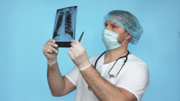 在医院里 一位肺病医生手里拿着一个人肺脏的X光照片 放射学和透视分析了医院的医生 肺炎轻微 痰液的生物学分析 — 图库视频影像