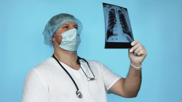 Hastanede Elinde Bir Insanın Akciğerlerinin Röntgeniyle Pulmonolog Bir Doktor Radyografi — Stok video
