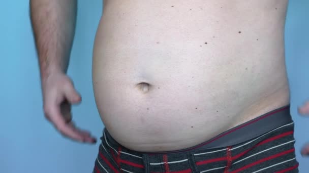 Dotkněte Tlusté Vrstvy Břišního Tuku Rukou Tlustý Mladý Muž Snaží — Stock video
