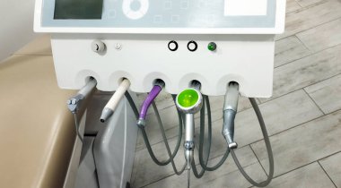 Diş aletleri, diş cilası makinesi, dişçilik ofisinde makineler. Sağlıklı diş konsepti