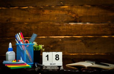 Nisan takvimi 18 numara ile. Ofis arka planı kalem ve cetvel fotokopi alanı. Kahverengi ahşap zemin üzerinde güzel bir arkaplan planlayıcı takvimi, metin için boşluk.